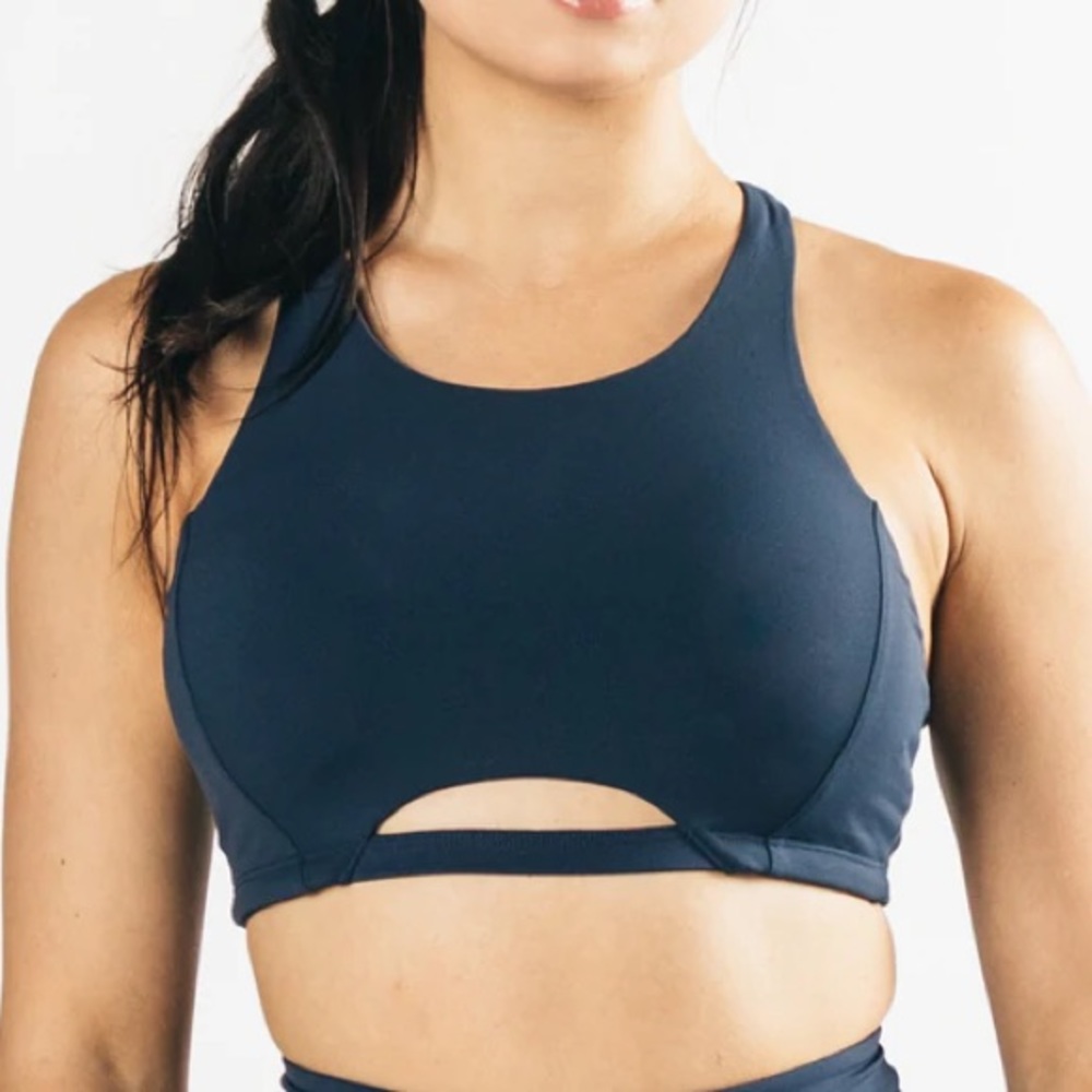 ALPHALETE PULSE SURGE BRA IN THE COLOR STARRY NIGHT 💙 (it’s almost black)